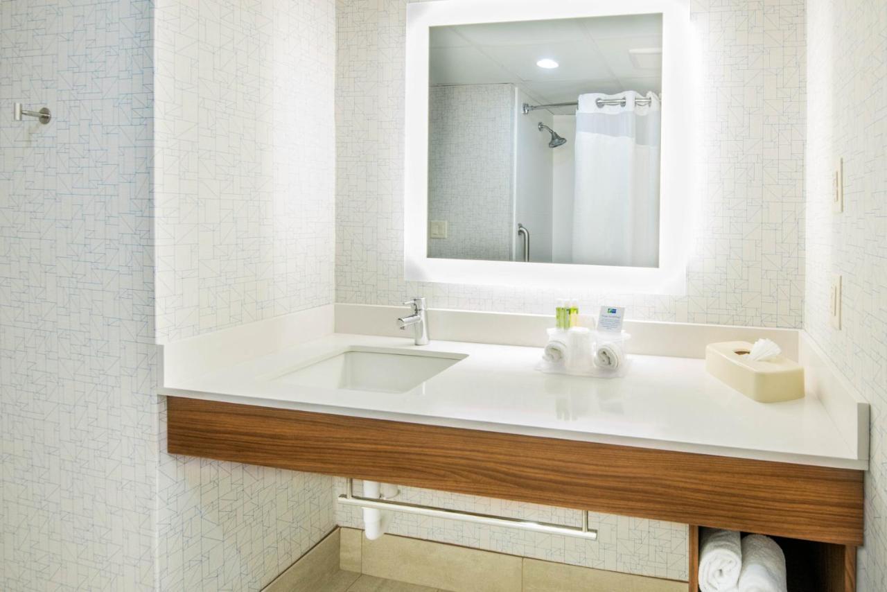 Holiday Inn Express Woodbridge By Ihg Avenel Екстериор снимка