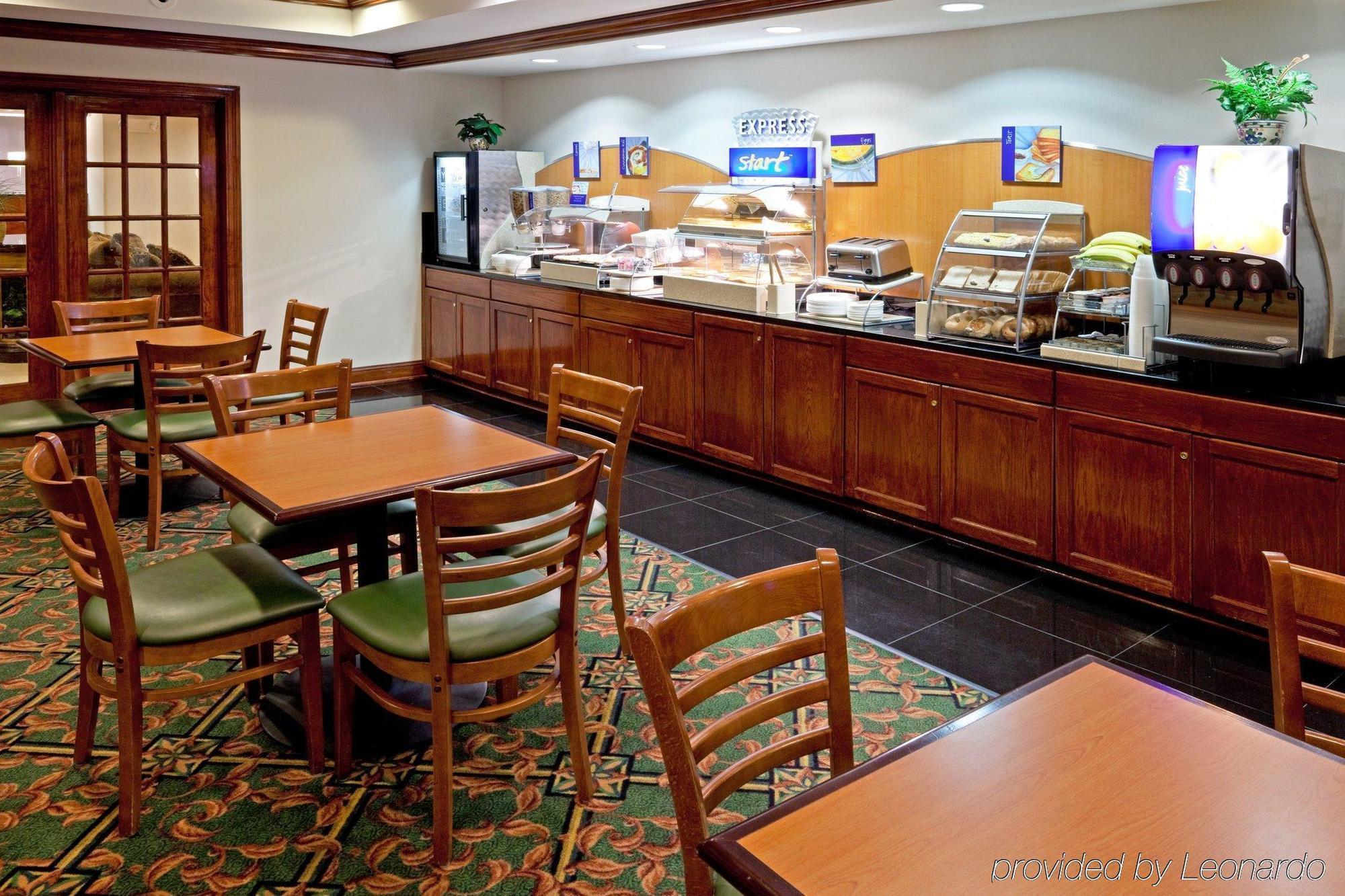 Holiday Inn Express Woodbridge By Ihg Avenel Ресторант снимка