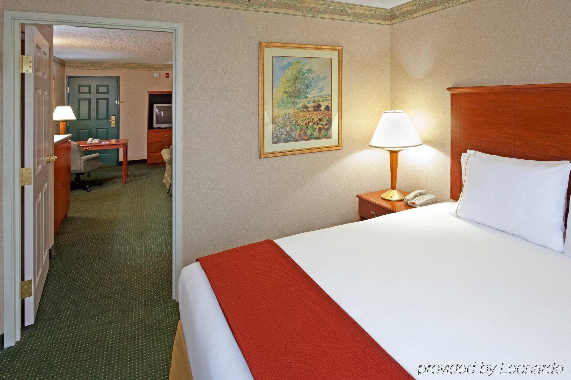 Holiday Inn Express Woodbridge By Ihg Avenel Екстериор снимка
