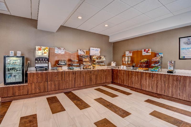 Holiday Inn Express Woodbridge By Ihg Avenel Екстериор снимка